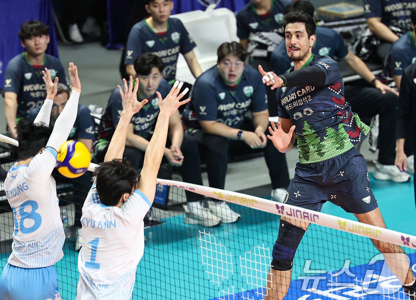 (서울=뉴스1) 김도우 기자 = 28일 서울 중구 장충체육관에서 열린 진에어 2025-26 V-리그 프로배구대회 우리카드와 대한항공의 경기, 우리카드 아라우조가 공격을 시도하고 있 …