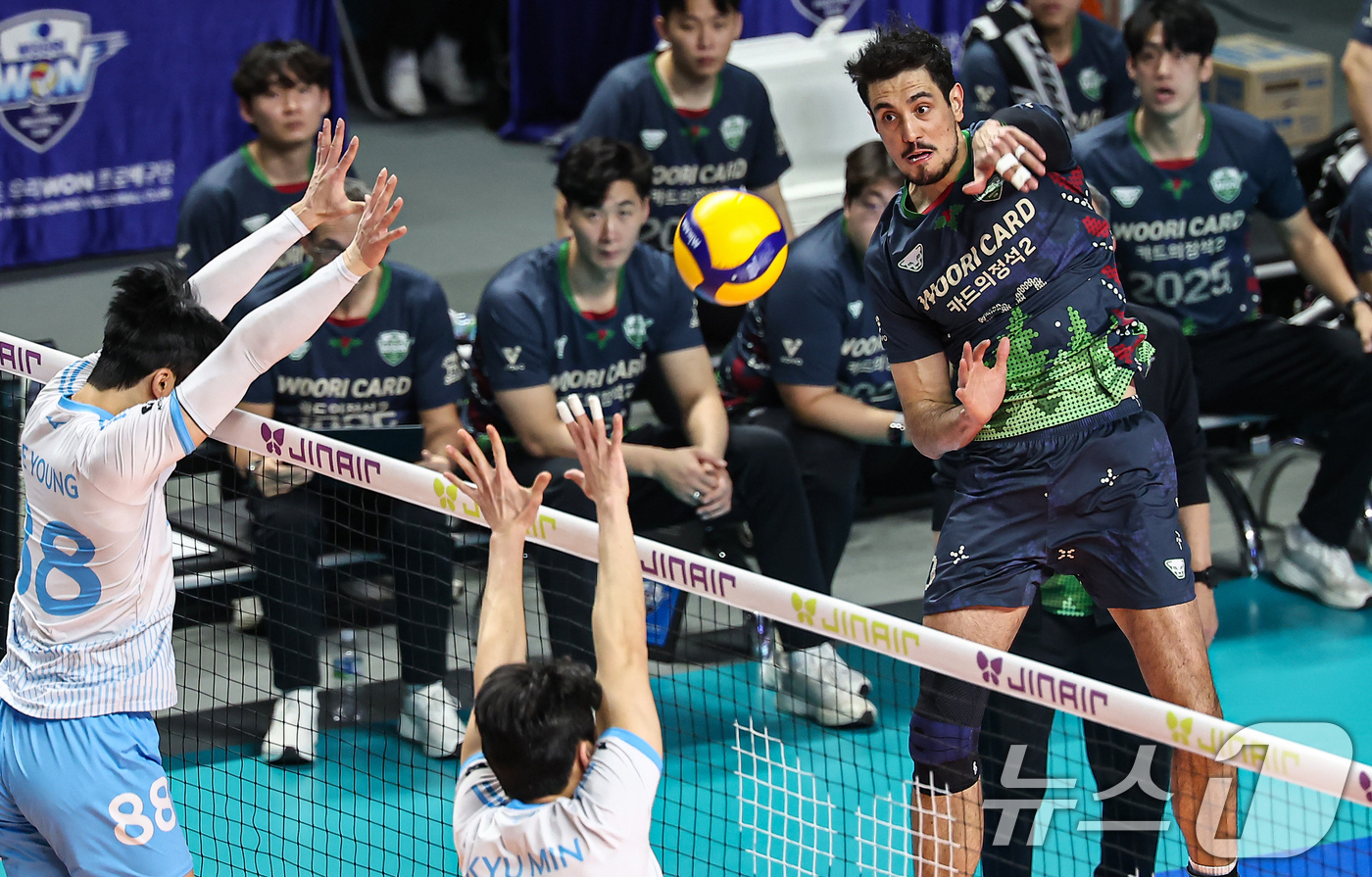 (서울=뉴스1) 김도우 기자 = 28일 서울 중구 장충체육관에서 열린 진에어 2025-26 V-리그 프로배구대회 우리카드와 대한항공의 경기, 우리카드 아라우조가 공격을 시도하고 있 …