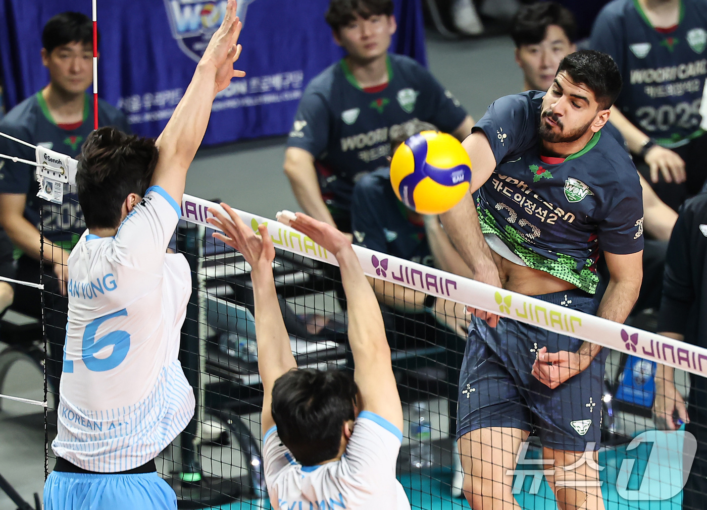 (서울=뉴스1) 김도우 기자 = 28일 서울 중구 장충체육관에서 열린 진에어 2025-26 V-리그 프로배구대회 우리카드와 대한항공의 경기, 우리카드 알리가 공격을 시도하고 있다. …