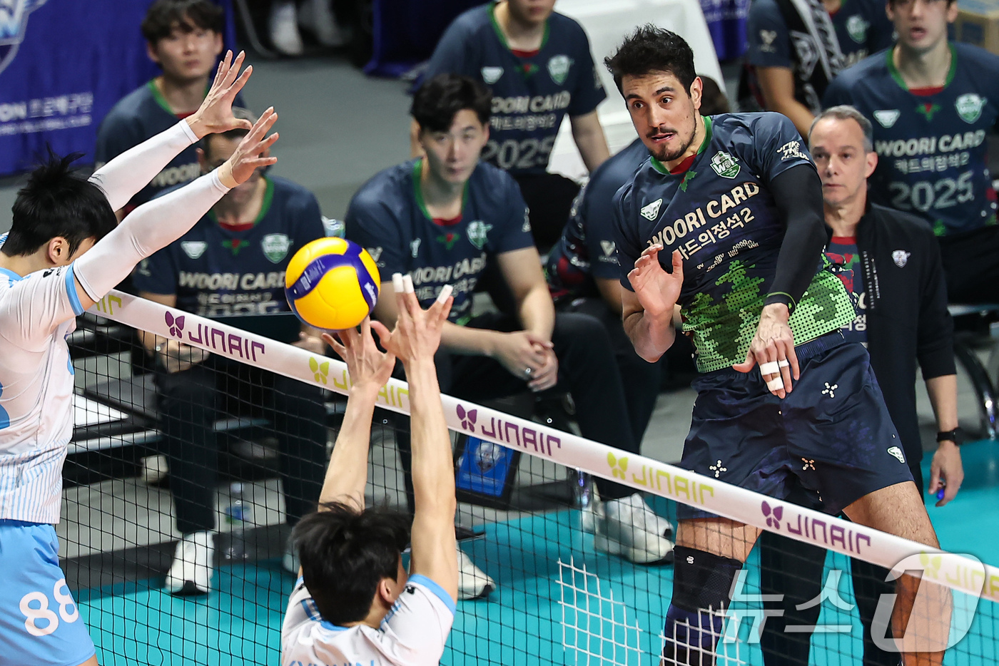 (서울=뉴스1) 김도우 기자 = 28일 서울 중구 장충체육관에서 열린 진에어 2025-26 V-리그 프로배구대회 우리카드와 대한항공의 경기, 우리카드 아라우조가 공격을 시도하고 있 …