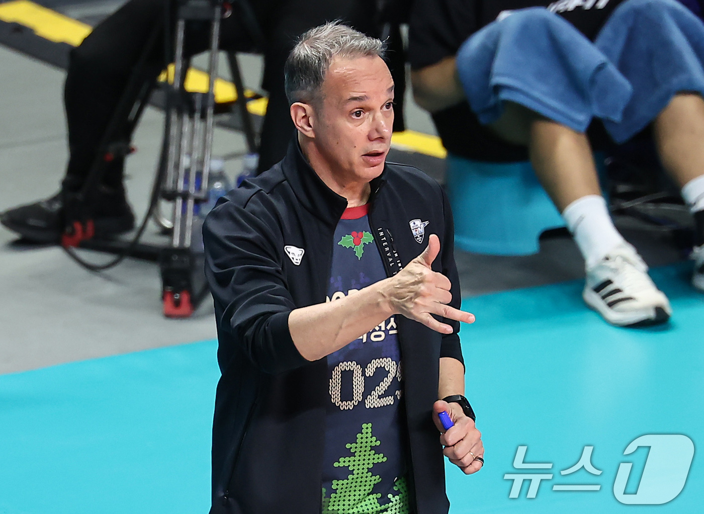 (서울=뉴스1) 김도우 기자 = 28일 서울 중구 장충체육관에서 열린 진에어 2025-26 V-리그 프로배구대회 우리카드와 대한항공의 경기, 우리카드 마우리시오 파에스 감독이 경기 …