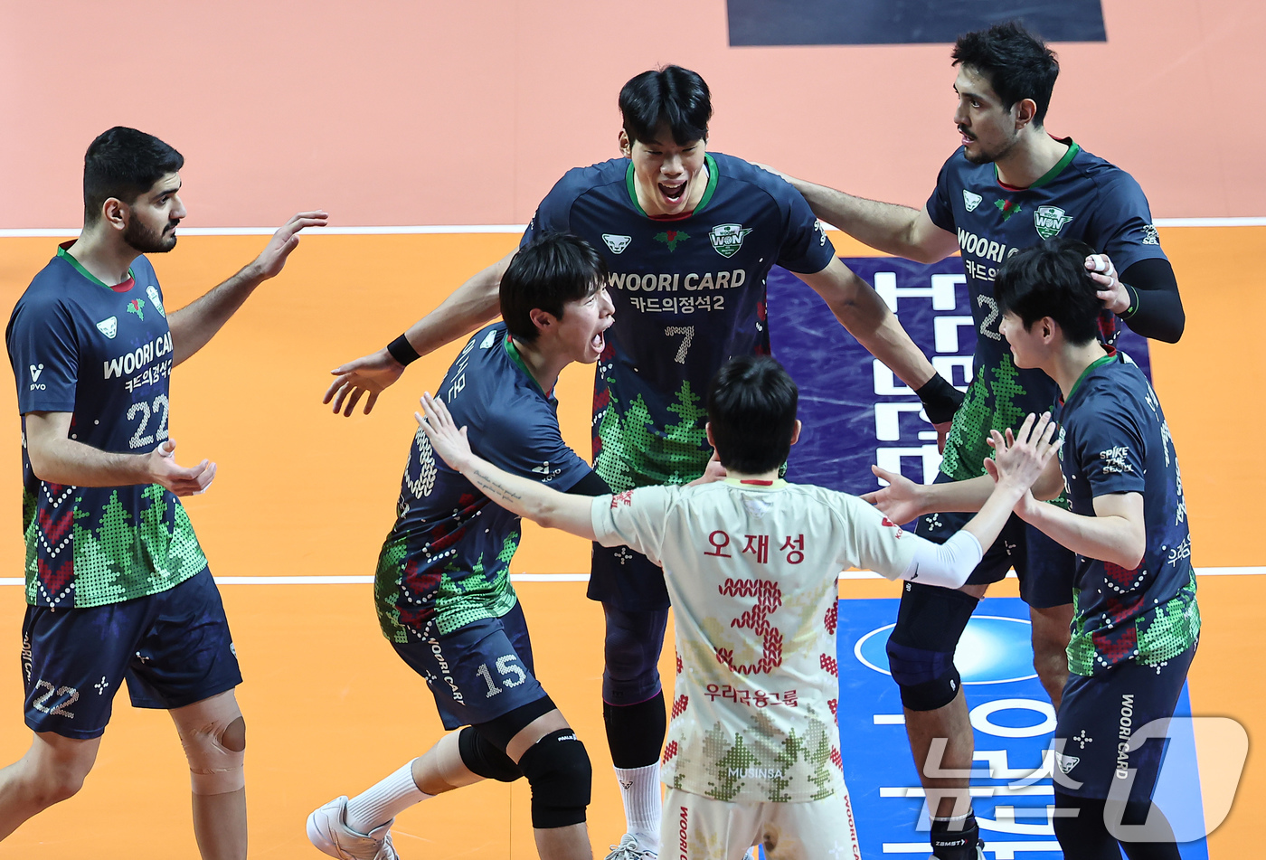(서울=뉴스1) 김도우 기자 = 28일 서울 중구 장충체육관에서 열린 진에어 2025-26 V-리그 프로배구대회 우리카드와 대한항공의 경기, 우리카드 선수들이 공격 성공 후 기뻐하 …
