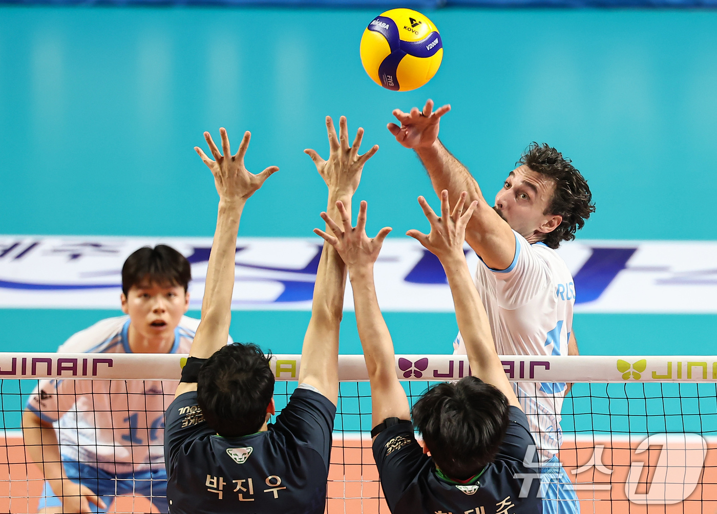 (서울=뉴스1) 김도우 기자 = 28일 서울 중구 장충체육관에서 열린 진에어 2025-26 V-리그 프로배구대회 우리카드와 대한항공의 경기, 대한항공 러셀이 공격을 시도하고 있다. …