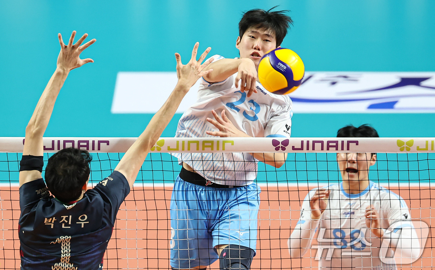 (서울=뉴스1) 김도우 기자 = 28일 서울 중구 장충체육관에서 열린 진에어 2025-26 V-리그 프로배구대회 우리카드와 대한항공의 경기, 대한항공 김민재가 공격을 시도하고 있다 …