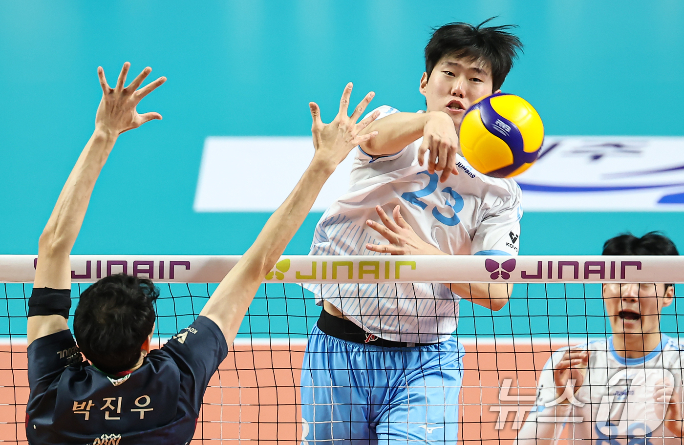 (서울=뉴스1) 김도우 기자 = 28일 서울 중구 장충체육관에서 열린 진에어 2025-26 V-리그 프로배구대회 우리카드와 대한항공의 경기, 대한항공 김민재가 공격을 시도하고 있다 …