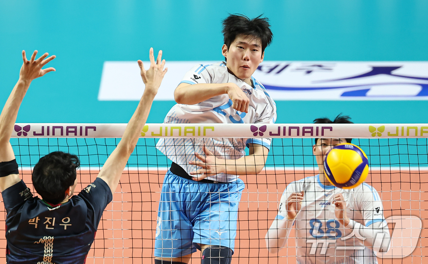 (서울=뉴스1) 김도우 기자 = 28일 서울 중구 장충체육관에서 열린 진에어 2025-26 V-리그 프로배구대회 우리카드와 대한항공의 경기, 대한항공 김민재가 공격을 시도하고 있다 …