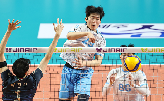 김민재 '수비를 피해서'