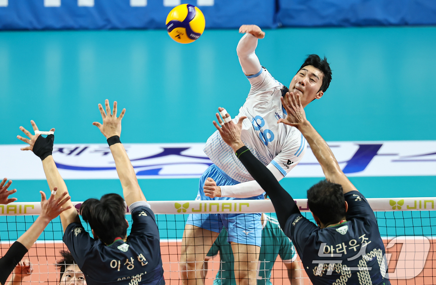 (서울=뉴스1) 김도우 기자 = 28일 서울 중구 장충체육관에서 열린 진에어 2025-26 V-리그 프로배구대회 우리카드와 대한항공의 경기, 대한항공 임재영이 공격을 시도하고 있다 …