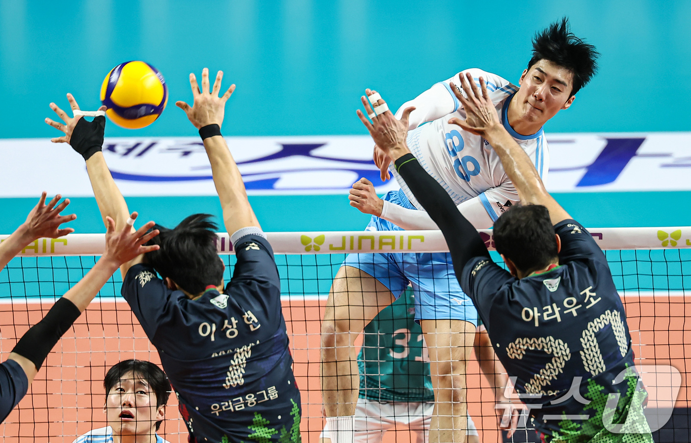 (서울=뉴스1) 김도우 기자 = 28일 서울 중구 장충체육관에서 열린 진에어 2025-26 V-리그 프로배구대회 우리카드와 대한항공의 경기, 대한항공 임재영이 공격을 시도하고 있다 …