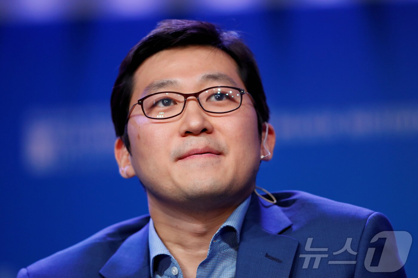 본문 이미지 - 지난 2019년 4월 미국 캘리포니아주 베버리힐스 밀켄 연구소에서 열린 제22회 연례 글로벌 컨퍼런스에서 연설하는 김범석 쿠팡 의장. ⓒ 로이터=뉴스1 ⓒ News1 포토공용 기자