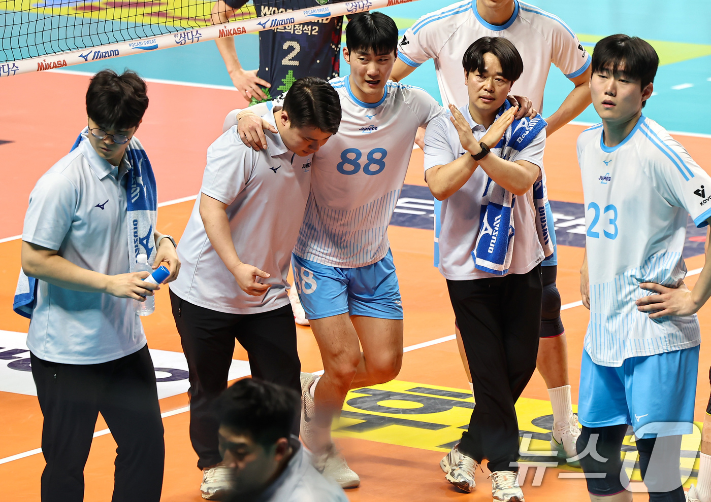 (서울=뉴스1) 김도우 기자 = 28일 서울 중구 장충체육관에서 열린 진에어 2025-26 V-리그 프로배구대회 우리카드와 대한항공의 경기, 대한항공 임재영이 부상으로 교체되고 있 …