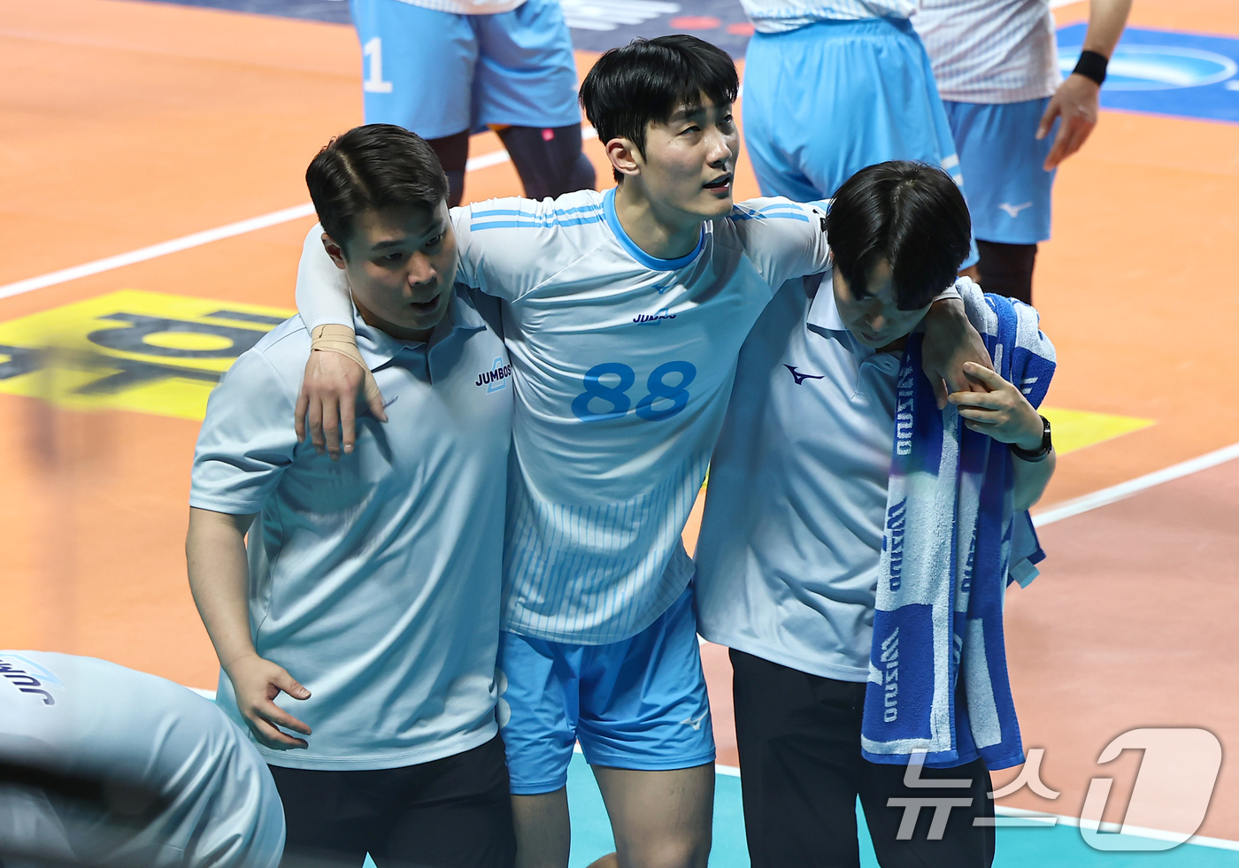 (서울=뉴스1) 김도우 기자 = 28일 서울 중구 장충체육관에서 열린 진에어 2025-26 V-리그 프로배구대회 우리카드와 대한항공의 경기, 대한항공 임재영이 부상으로 교체되고 있 …