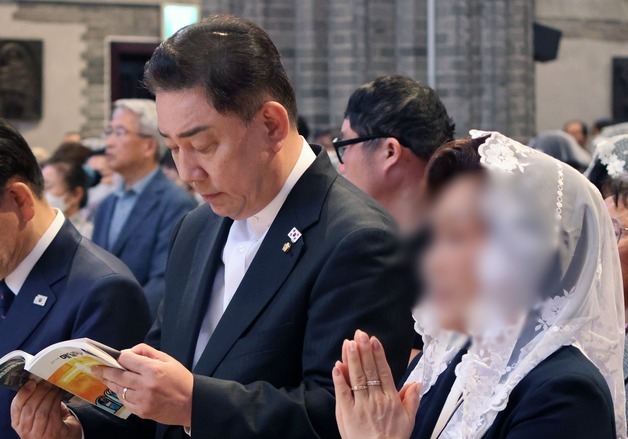 [단독] 법카 유용 의혹 김병기 부인, 작년 불입건…경찰 "증거자료 없어"