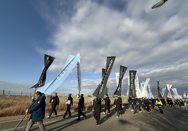 진상규명 촉구하는 여객기 참사 유가족들