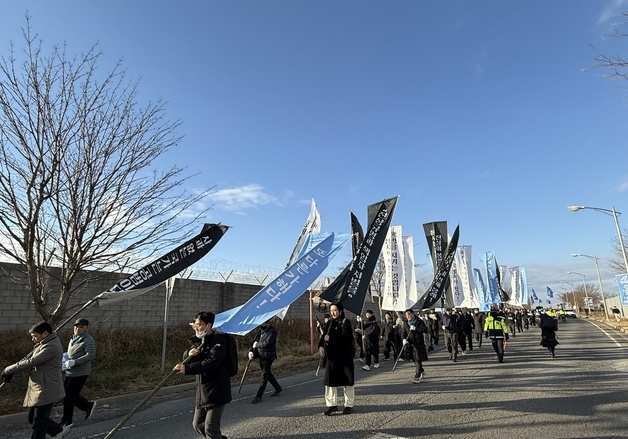 진상규명 촉구하는 유가족들