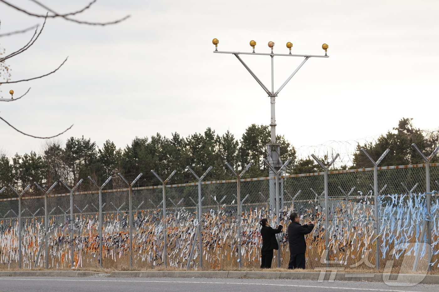 본문 이미지 - 12·29 여객기 참사 1주기를 하루 앞둔 28일 오후 시민들이 무안국제공항 외곽도로가 희생자 애도 리본으로 가득 차 있다.2025.12.28/뉴스1 ⓒ News1 김태성 기자