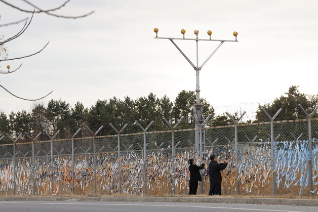황량한 무안공항 가득 채운 추모 리본