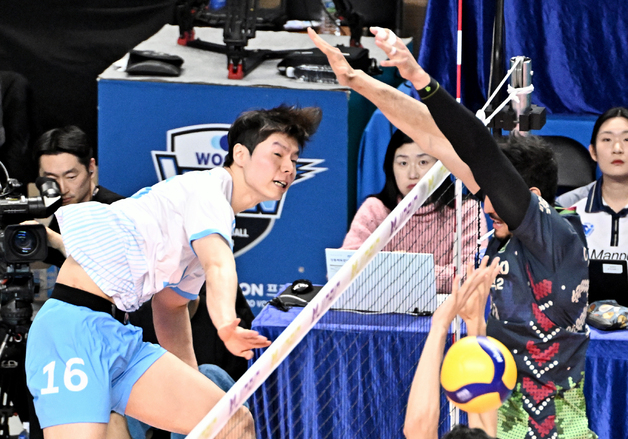 '주포' 정지석 빠져도 강한 대한항공, 우리카드 3-1 제압…선두 질주