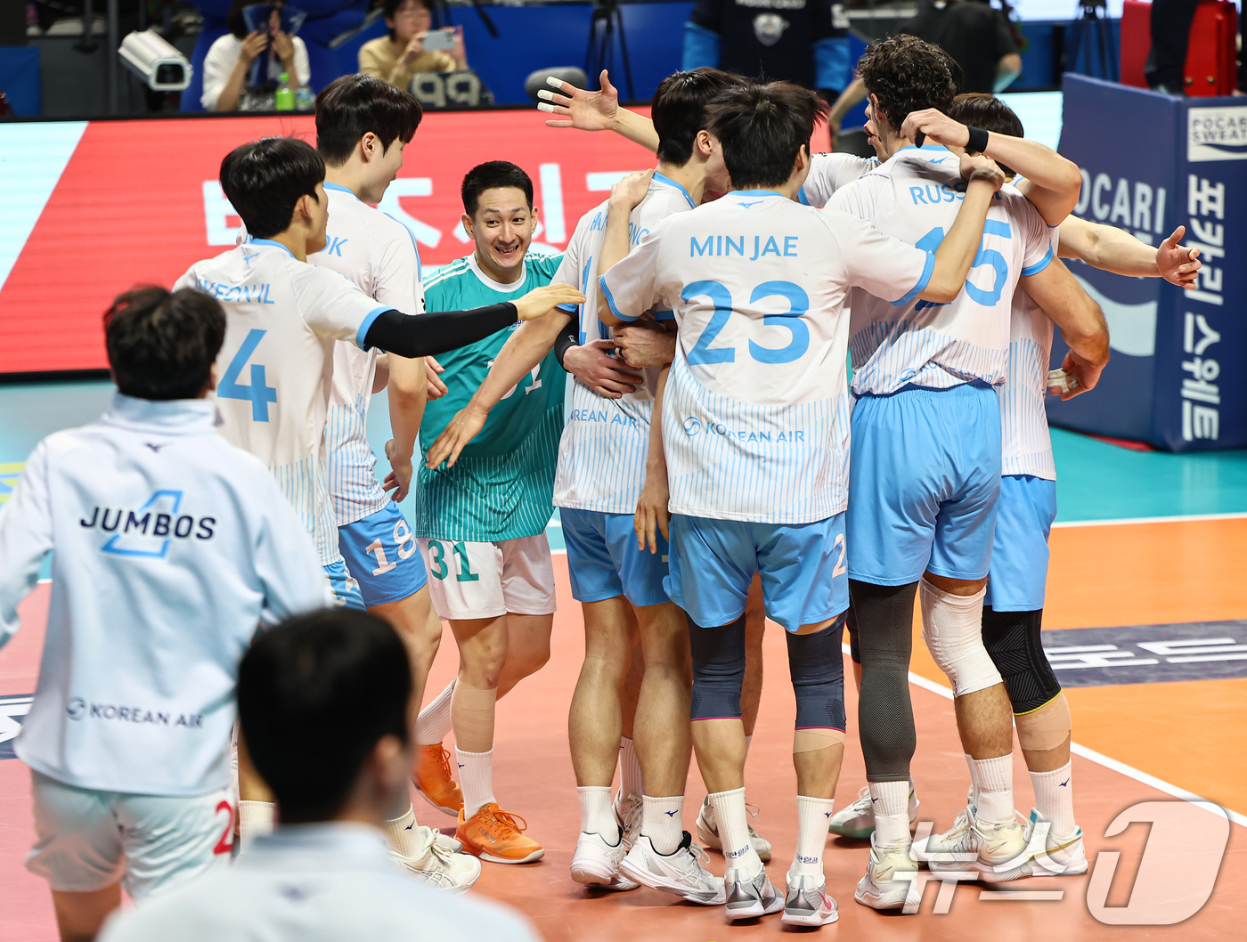 (서울=뉴스1) 김도우 기자 = 28일 서울 중구 장충체육관에서 열린 진에어 2025-26 V-리그 프로배구대회 우리카드와 대한항공의 경기, 대한항공 선수들이 세트스코어 3대1 승 …