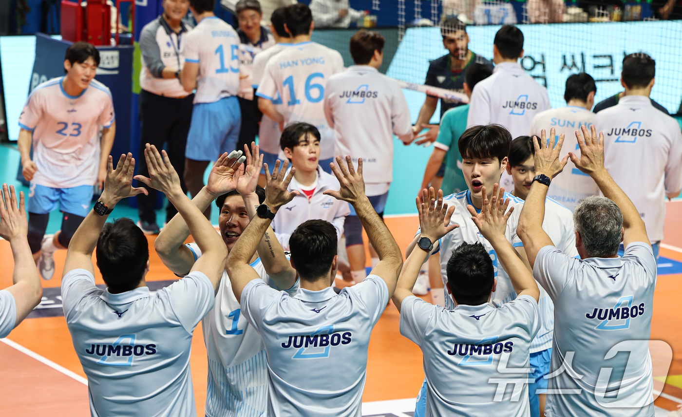 (서울=뉴스1) 김도우 기자 = 28일 서울 중구 장충체육관에서 열린 진에어 2025-26 V-리그 프로배구대회 우리카드와 대한항공의 경기, 대한항공 선수들이 세트스코어 3대1 승 …