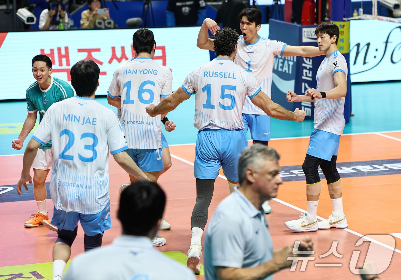 (서울=뉴스1) 김도우 기자 = 28일 서울 중구 장충체육관에서 열린 진에어 2025-26 V-리그 프로배구대회 우리카드와 대한항공의 경기, 대한항공 선수들이 세트스코어 3대1 승 …