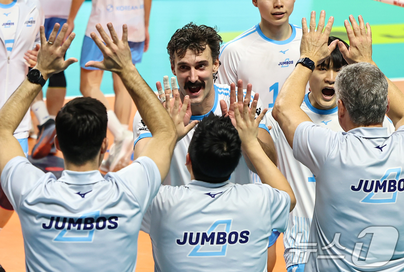 (서울=뉴스1) 김도우 기자 = 28일 서울 중구 장충체육관에서 열린 진에어 2025-26 V-리그 프로배구대회 우리카드와 대한항공의 경기, 대한항공 러셀 등 선수들이 세트스코어 …