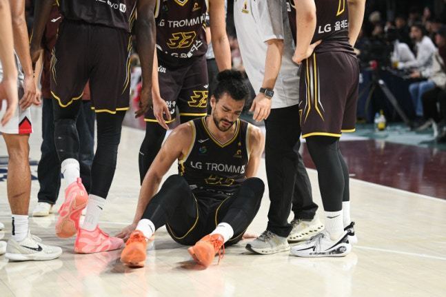 본문 이미지 - 28일 안양 정관장전에서 부상 당한 창원 LG 아셈 마레이. (KBL 제공)