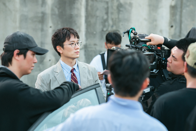 '판사 이한영', 비하인드 컷…진지 지성·카리스마 박희순·독한 원진아