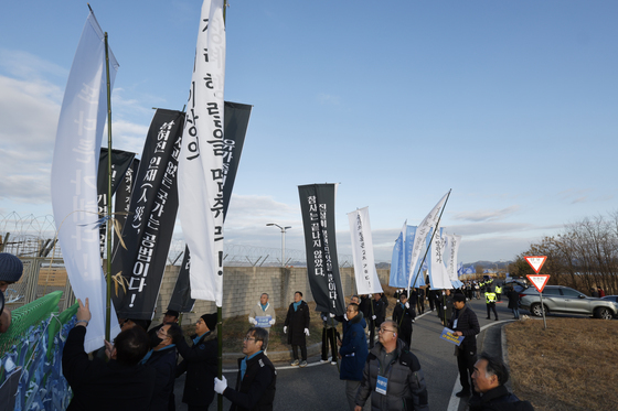 참사현장까지 행진하는 만장행렬