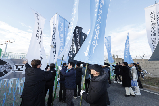 참사현장 만장 세우는 유가족