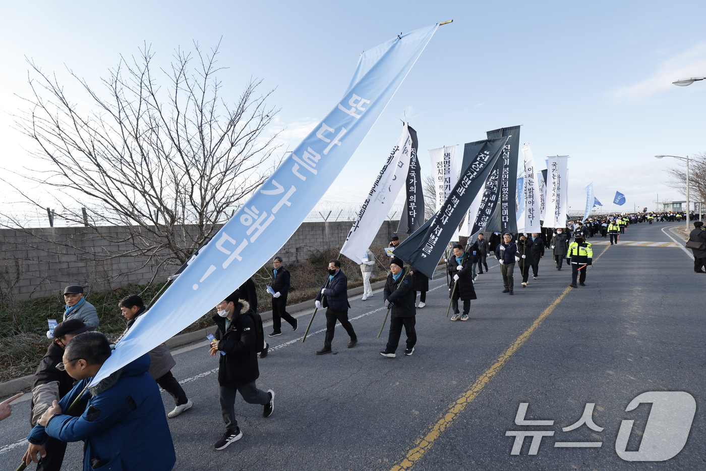 (무안=뉴스1) 김태성 기자 = 12·29 여객기 참사 1주기를 하루 앞둔 28일 참사 유가족들과 시민들이 무안국제공항에서 사고현장 로컬라이저까지 만장행진을 통해 '진상규명'을 촉 …