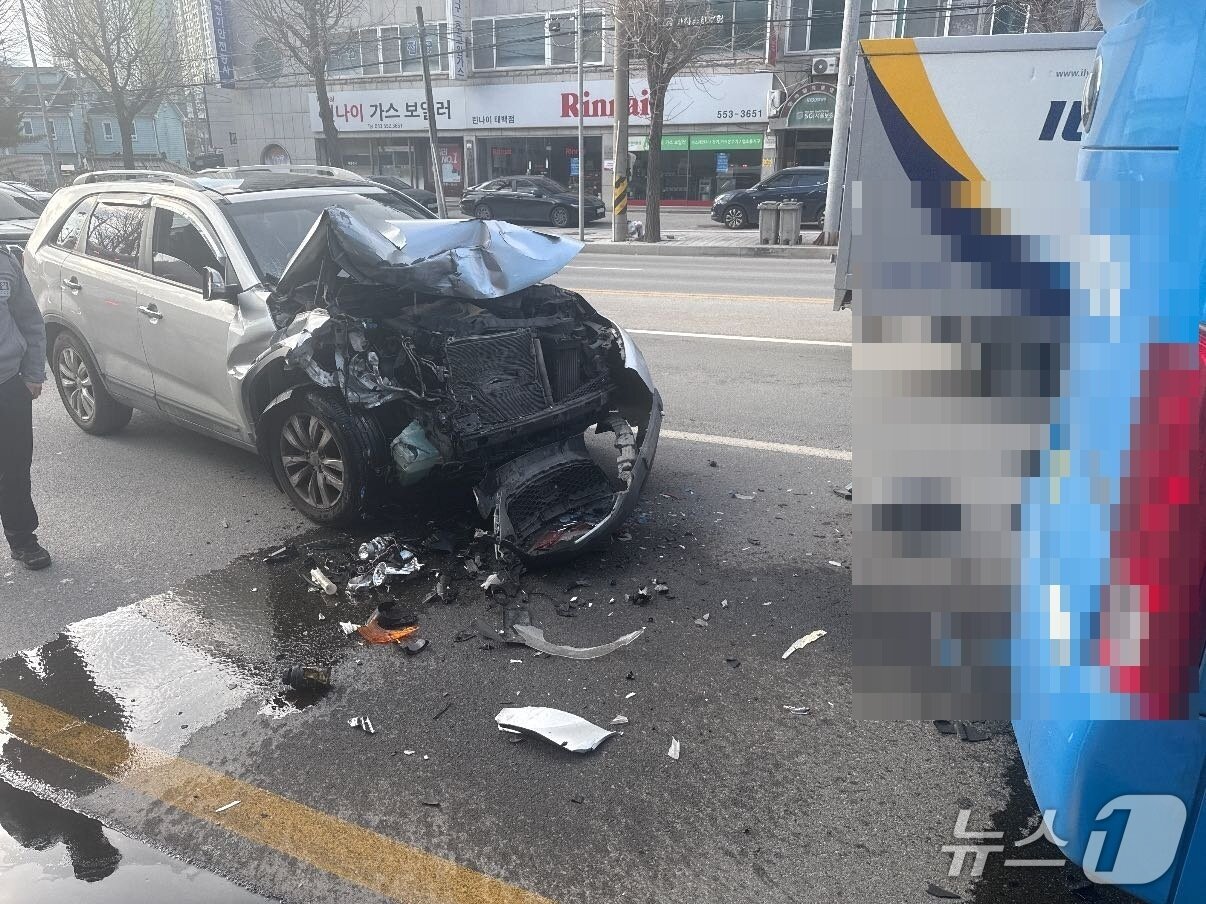 본문 이미지 - 강원 태백 황지동 교통사고 현장.(강원도소방본부 제공, 재판매 및 DB금지)