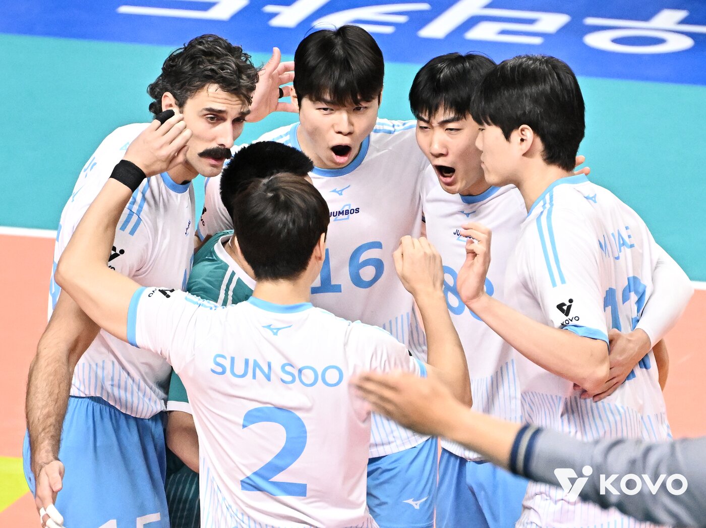 본문 이미지 - 대한항공이 우리카드를 꺾고 선두를 질주했다.(KOVO제공) 