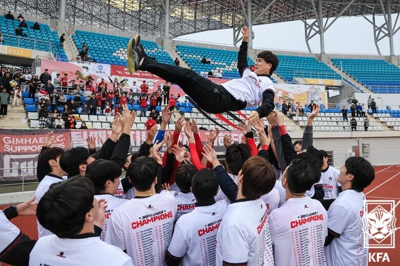 본문 이미지 - K3에서 우승한 김해FC(대한축구협회 제공) 