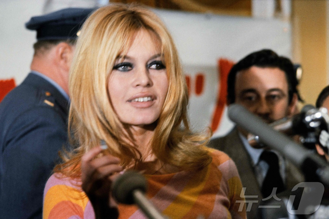 (할리우드 AFP=뉴스1) 김경민 기자 = 프랑스 여배우 브리지트 바르도가 91세의 나이로 별세했다고 AFP 통신이 28일(현지시간) 보도했다. 사진은 1965년 할리우드에서 루이 …