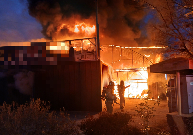 전북 순창 한 싱크대 공장서 불…3명 부상