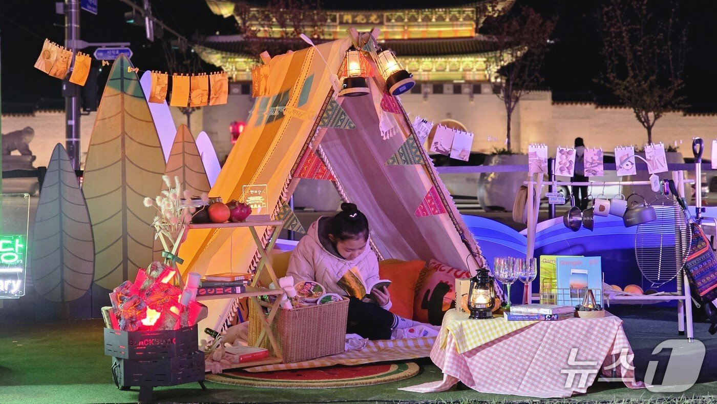 본문 이미지 - 광화문 책마당 '낭만 책멍'(서울시 제공)