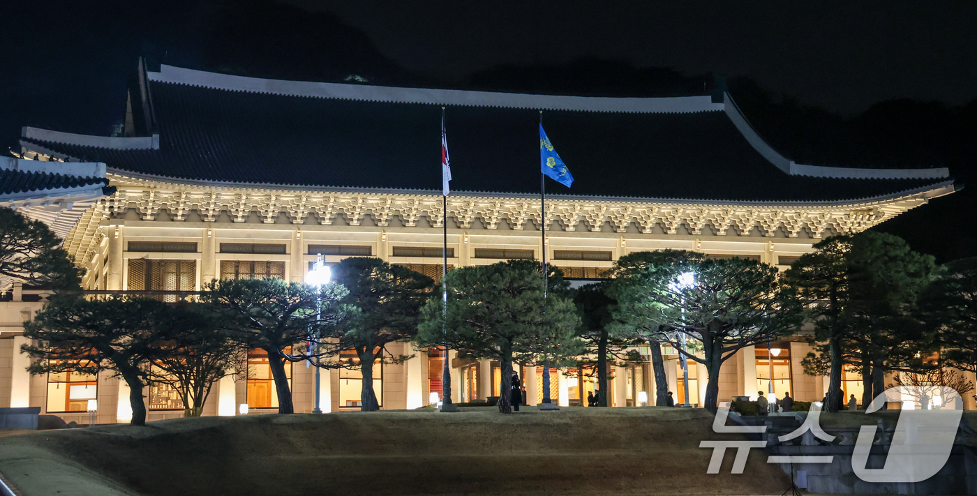 (서울=뉴스1) 허경 기자 = 대통령실의 공식 명칭이 '청와대'로 변경된 29일 자정 청와대 본관 앞에 봉황기가 다시 게양되고 있다. 2025.12.29/뉴스1