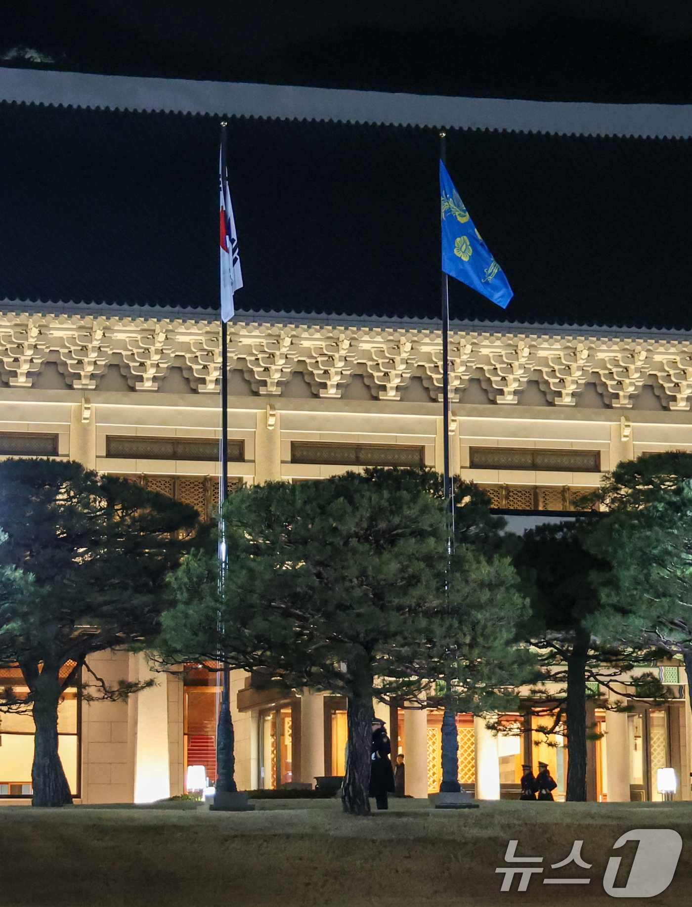 (서울=뉴스1) 허경 기자 = 대통령실의 공식 명칭이 '청와대'로 변경된 29일 자정 청와대 본관 앞에 봉황기가 다시 게양되고 있다. 2025.12.29/뉴스1