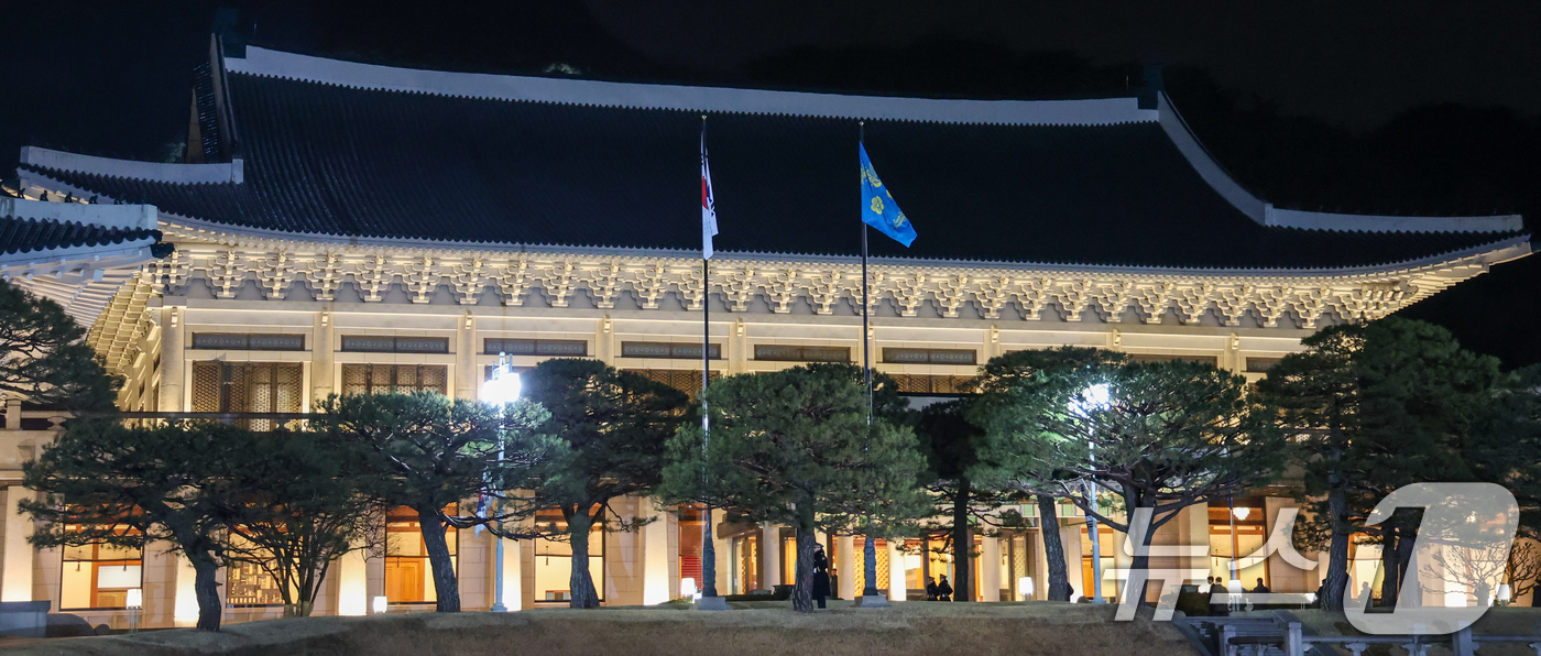 (서울=뉴스1) 허경 기자 = 대통령실의 공식 명칭이 '청와대'로 변경된 29일 자정 청와대 본관 앞에 봉황기가 다시 게양되고 있다. 2025.12.29/뉴스1