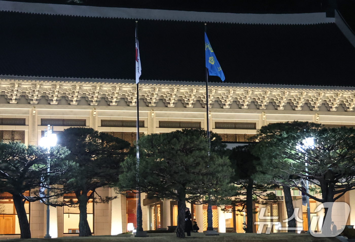 (서울=뉴스1) 허경 기자 = 대통령실의 공식 명칭이 '청와대'로 변경된 29일 자정 청와대 본관 앞에 봉황기가 다시 게양되고 있다. 2025.12.29/뉴스1