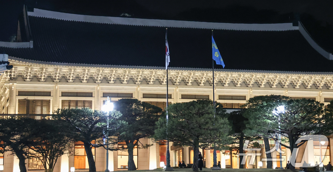 (서울=뉴스1) 허경 기자 = 대통령실의 공식 명칭이 '청와대'로 변경된 29일 자정 청와대 본관 앞에 봉황기가 다시 게양되고 있다. 2025.12.29/뉴스1