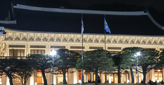 '행정 수반 상징' 봉황기, 청와대 게양