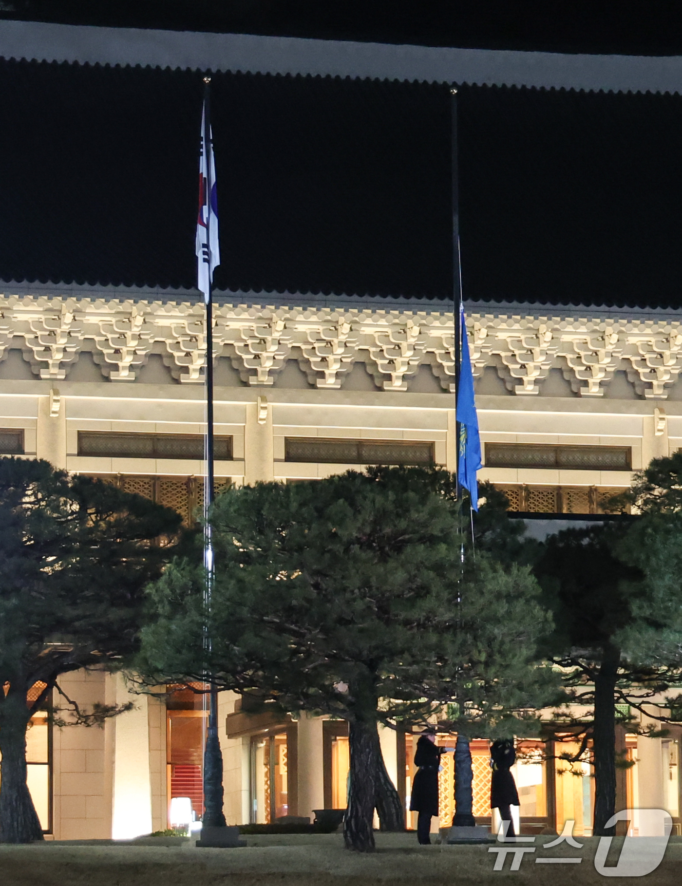 (서울=뉴스1) 허경 기자 = 대통령실의 공식 명칭이 '청와대'로 변경된 29일 자정 청와대 본관 앞에 봉황기가 다시 게양되고 있다. 2025.12.29/뉴스1