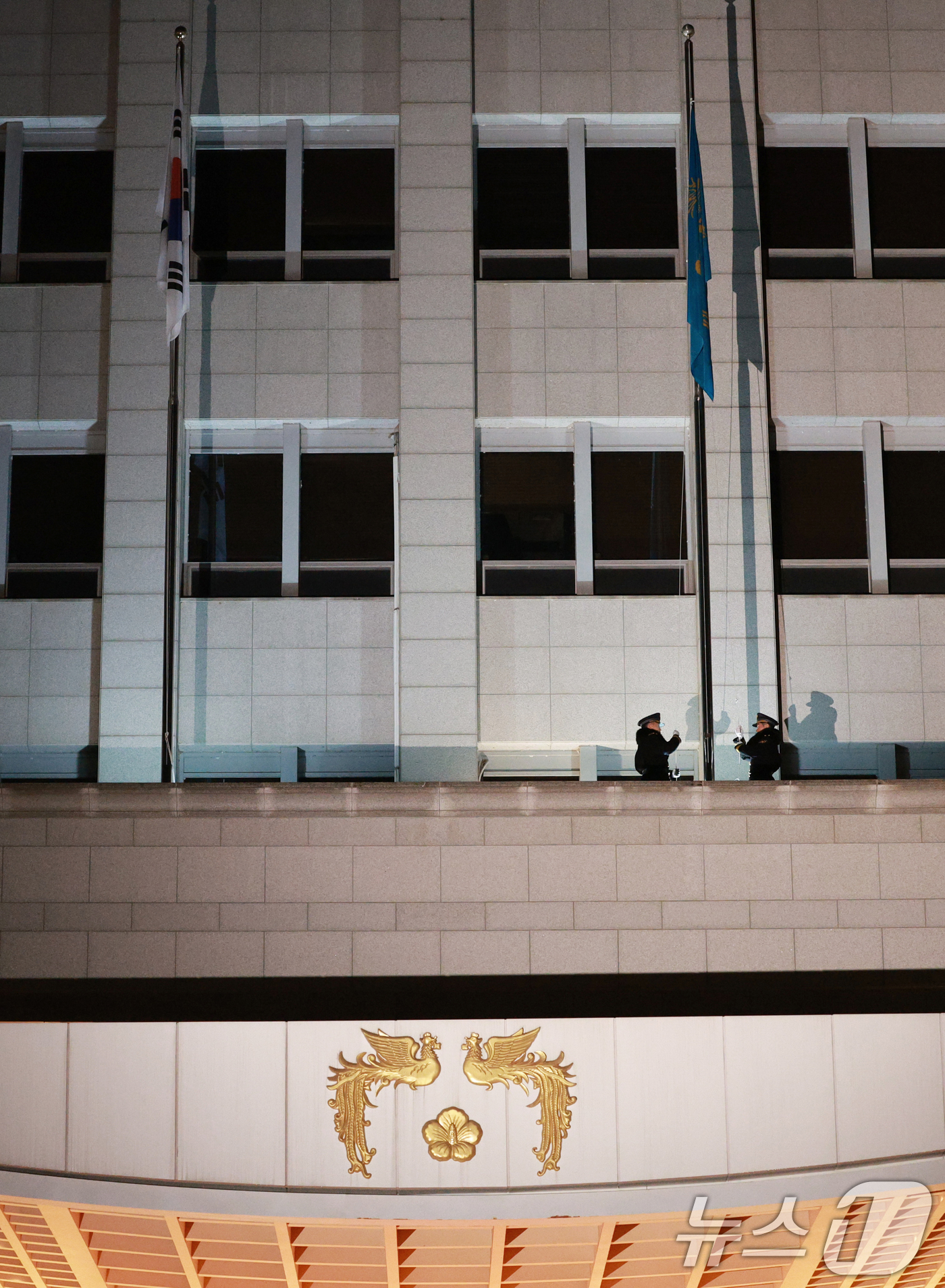 (서울=뉴스1) 허경 기자 = 대통령실의 공식 명칭이 '청와대'로 변경된 29일 자정 서울 용산 대통령실 청사에서 봉황기가 하기되고 있다. (대통령실통신사진기자단) 2025.12. …