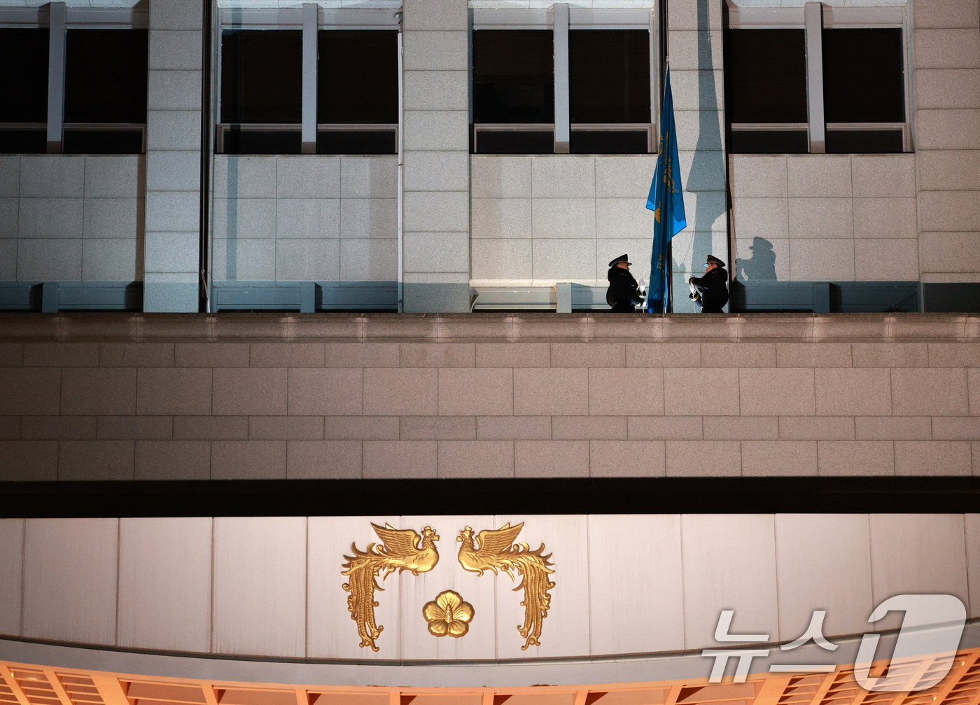 (서울=뉴스1) 허경 기자 = 대통령실의 공식 명칭이 '청와대'로 변경된 29일 자정 서울 용산 대통령실 청사에서 봉황기가 하기되고 있다. (대통령실통신사진기자단) 2025.12. …