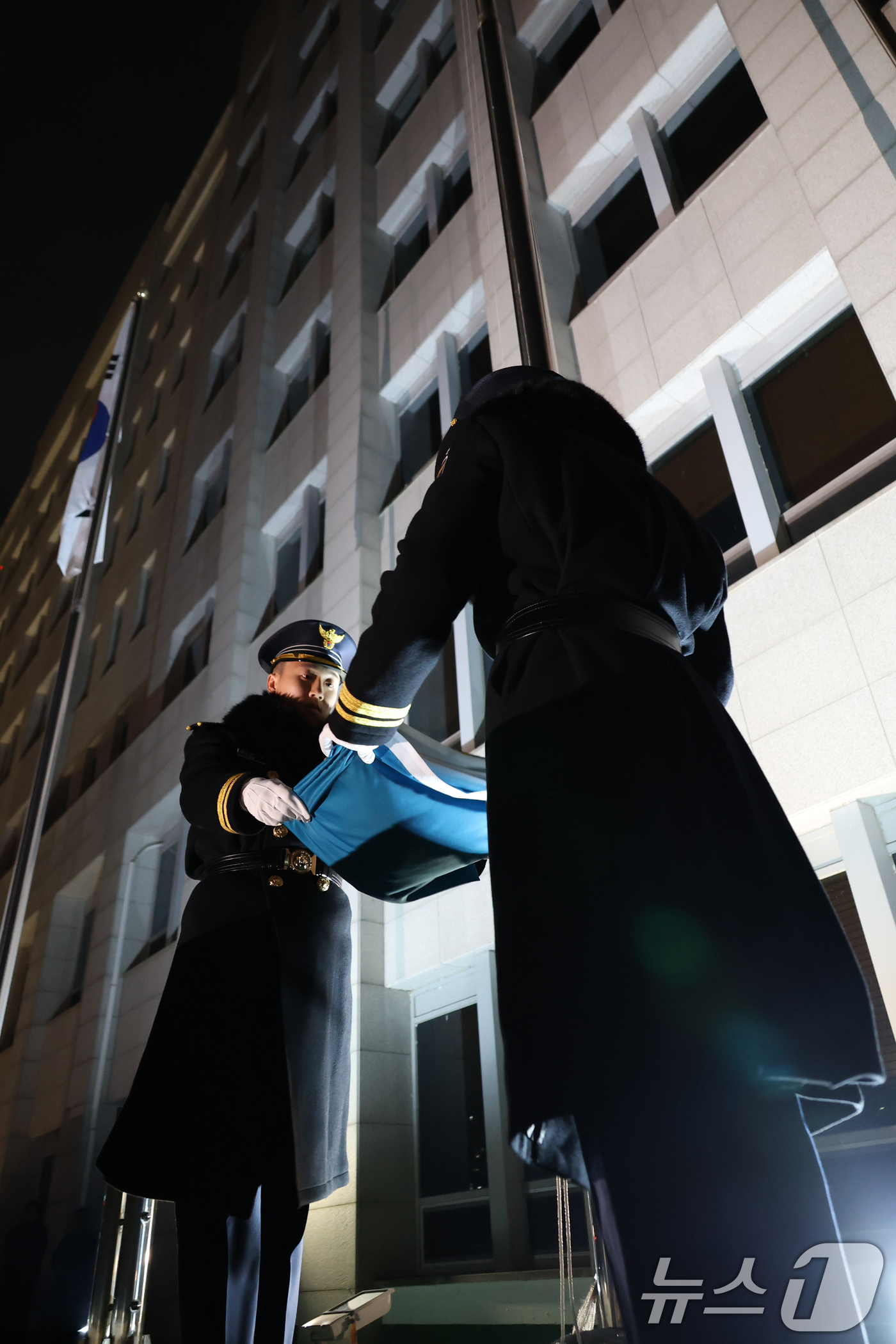 (서울=뉴스1) 허경 기자 = 대통령실의 공식 명칭이 '청와대'로 변경된 29일 자정 서울 용산 대통령실 청사에서 봉황기가 하기되고 있다. (대통령실통신사진기자단) 2025.12. …