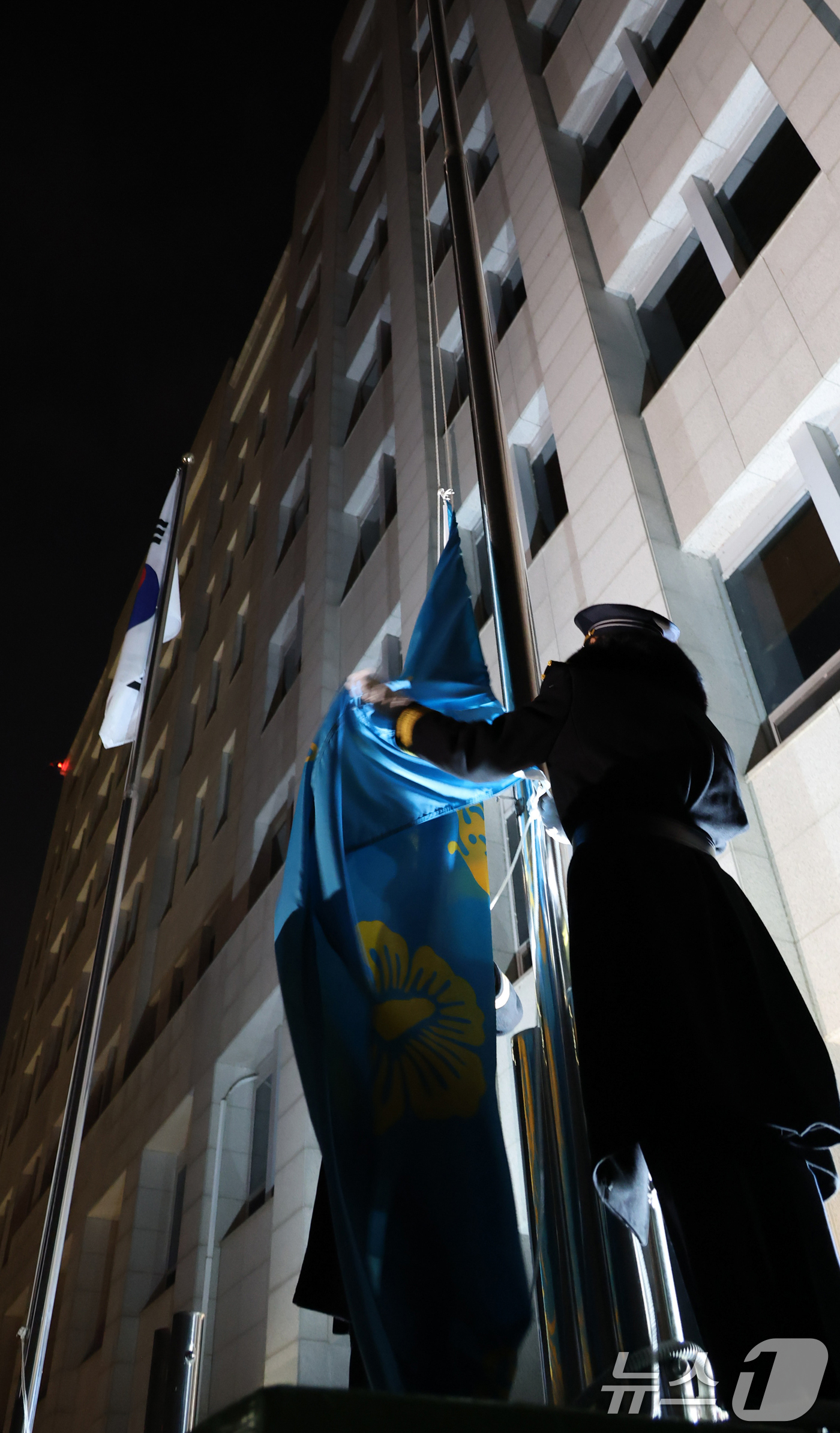 (서울=뉴스1) 허경 기자 = 대통령실의 공식 명칭이 '청와대'로 변경된 29일 자정 서울 용산 대통령실 청사에서 봉황기가 하기되고 있다. (대통령실통신사진기자단) 2025.12. …