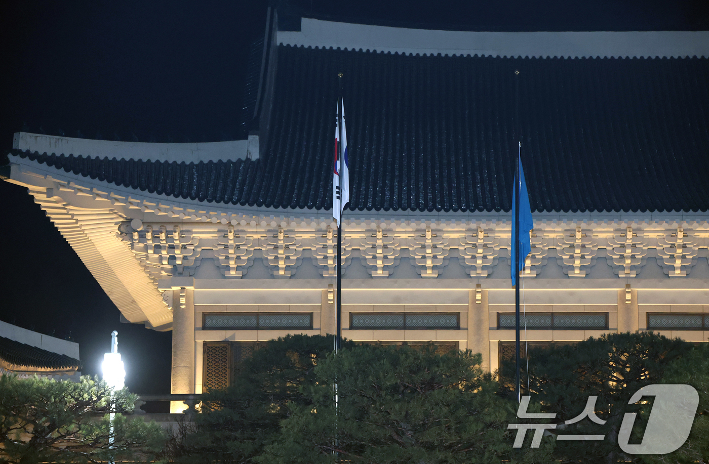 (서울=뉴스1) 허경 기자 = 대통령실의 공식 명칭이 '청와대'로 변경된 29일 자정 청와대 본관 앞에 봉황기가 다시 게양되고 있다. (청와대통신사진기자단) 2025.12.29/뉴 …