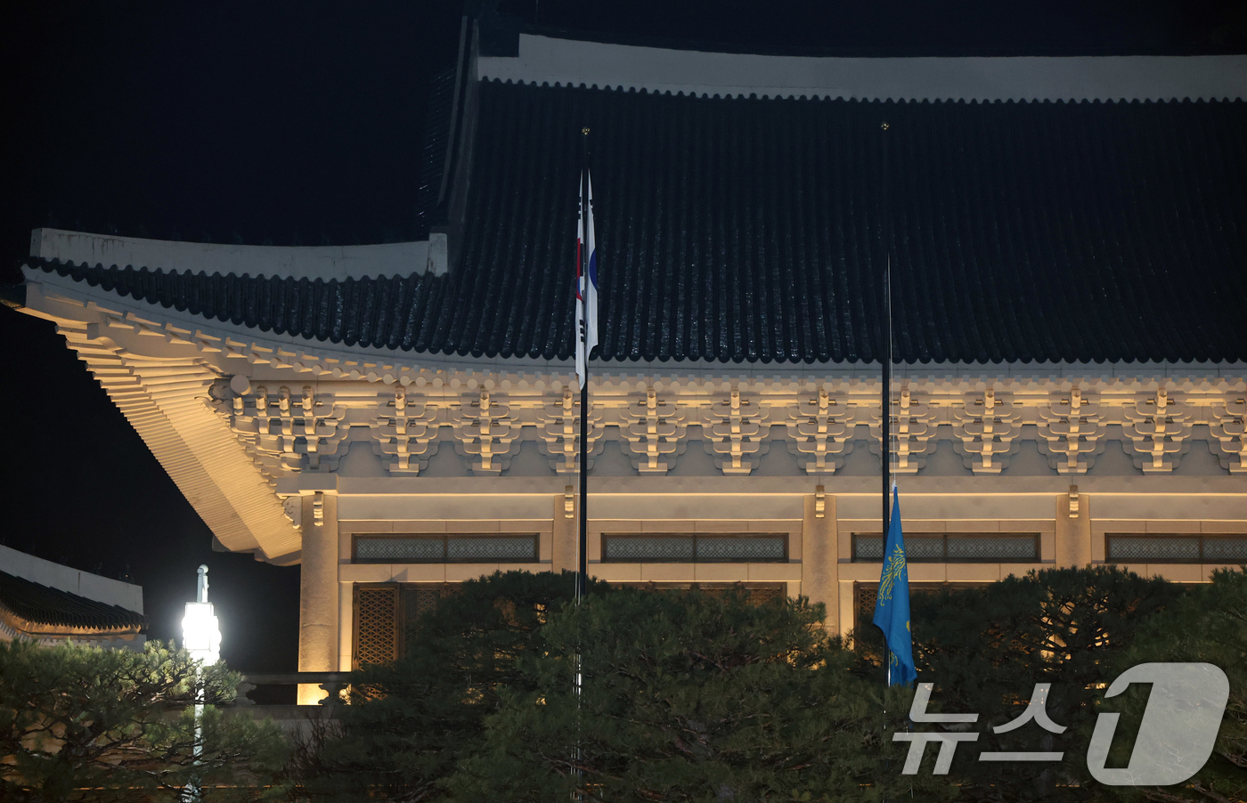 (서울=뉴스1) 허경 기자 = 대통령실의 공식 명칭이 '청와대'로 변경된 29일 자정 청와대 본관 앞에 봉황기가 다시 게양되고 있다. (청와대통신사진기자단) 2025.12.29/뉴 …